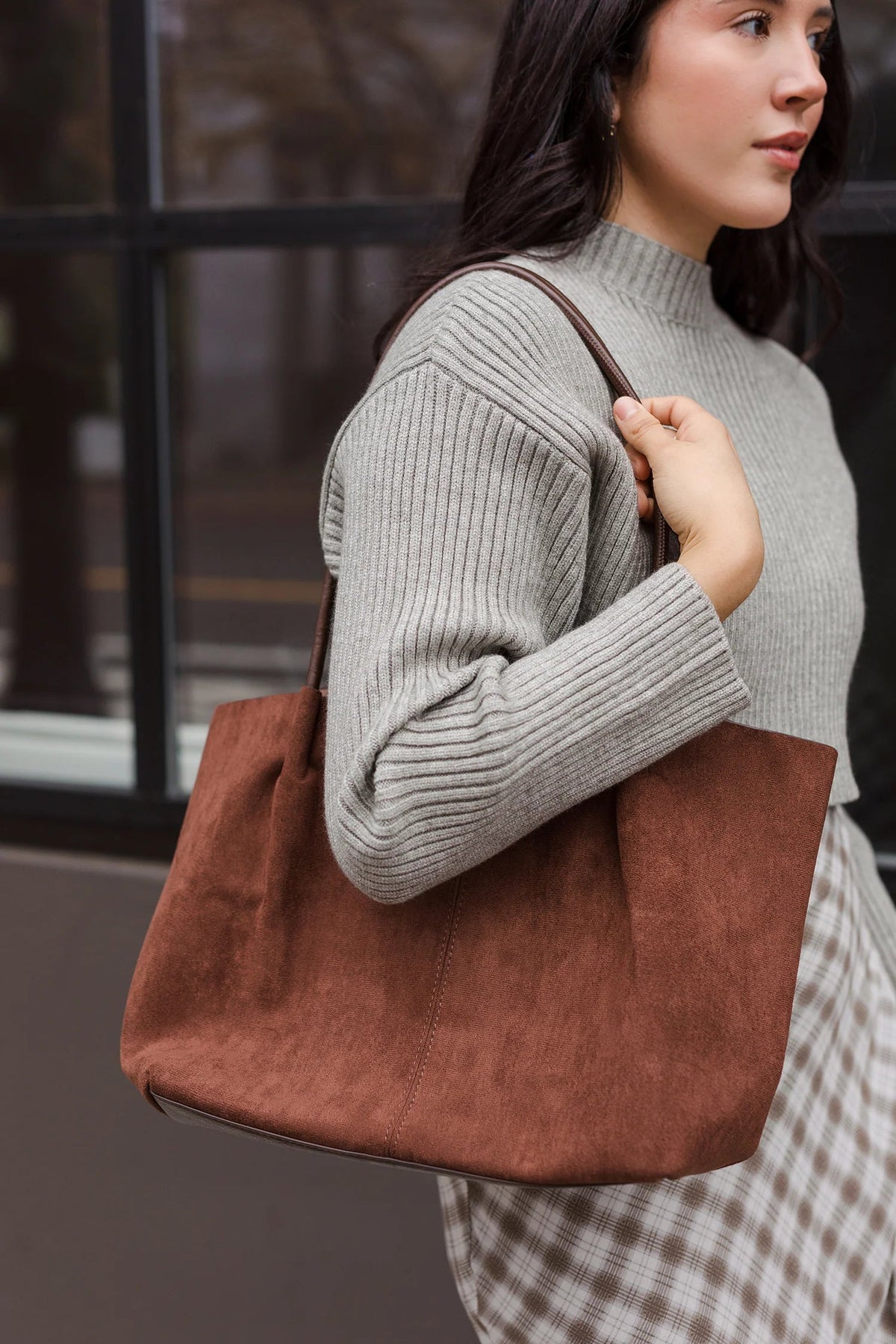 Cheska tote i fakesuede med necessär
