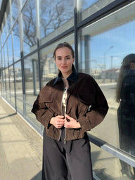 Sharmaine Slim Fit jacka i fuskmocka