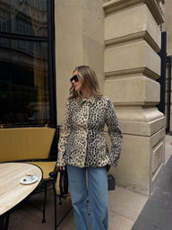Rose Leopardmönstrad Faux Fur-kappa med Revärer