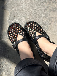 Bianca flätade platta sandaler med hål