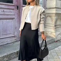 Anais midikjol i svart satin med hög midja